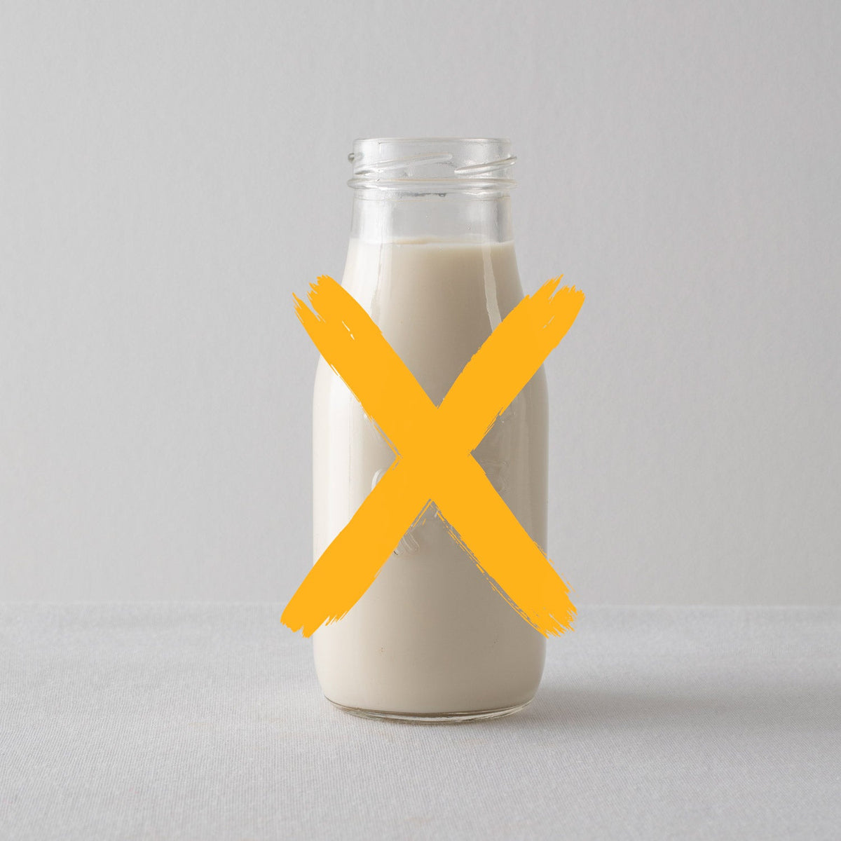 Ein durchgestrichenes Glas Milch für die Symbolik: Molke- und Milchfreie Sondennahrung von simplee