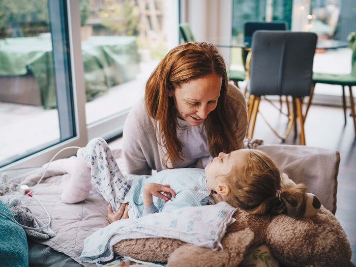 Carrie entlüftet den Bauch von Amalia
