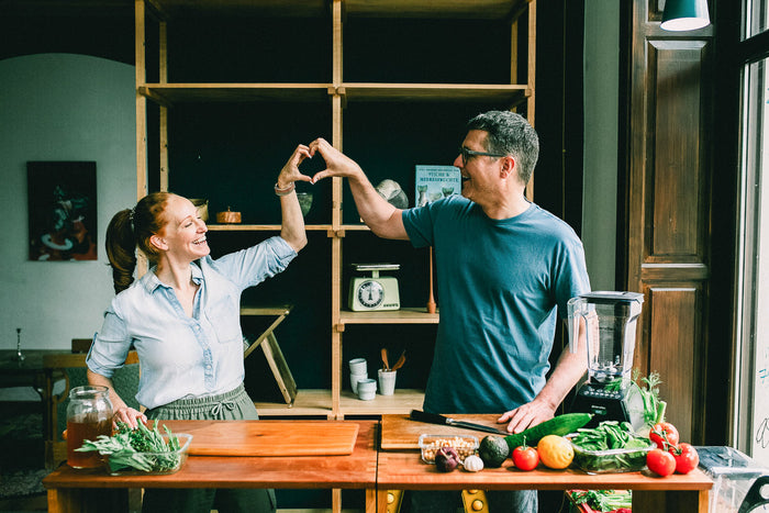 frank und carrie von simplee stellen zusammen Sondennahrung mit dem Mixer her