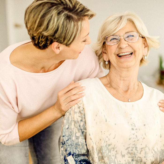 Eine Dame mit PEG-Sonde in Betreuungssituation freut sich ihres Lebens