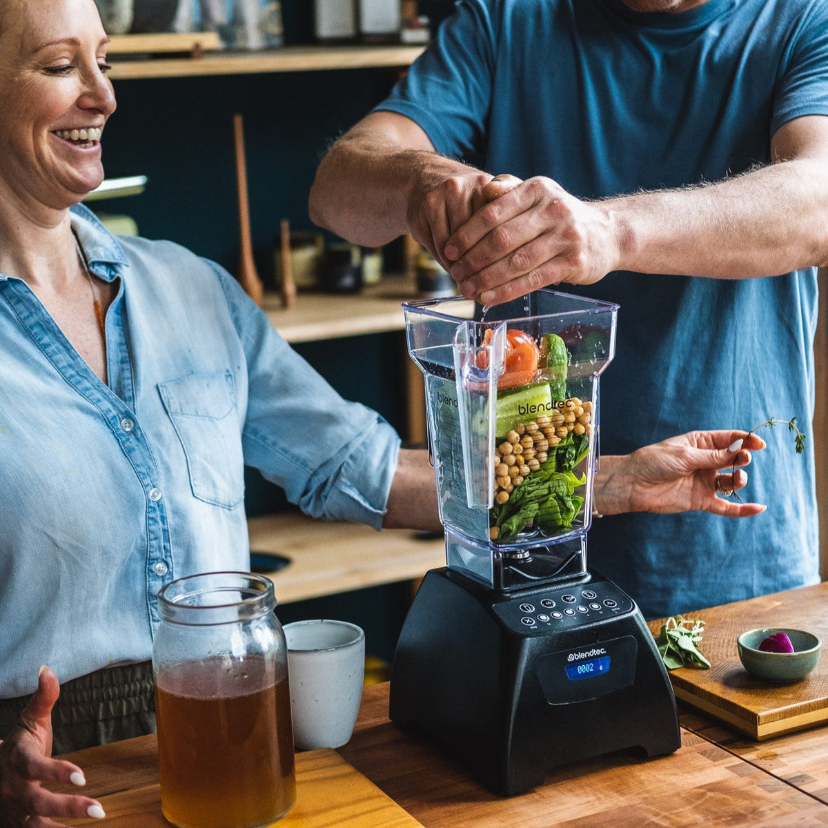 Frank füllt einen Mixer mit Lebensmitteln